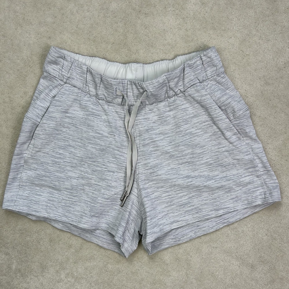 Lululemon On the Fly Shorts Women's 4 Ice Gray & Alpine White 2.5" Inseam Lined